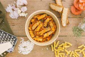 Fusilli all'uovo z kurczakiem w sosie bolońskim i serem grana padano 350 g [SH] Żywność turystyczna - Forestia